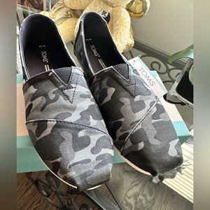NWT - Toms Alargata Black Forest Camo shoes size 7.5.